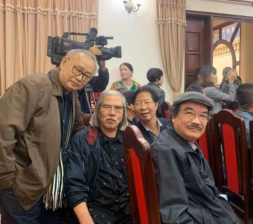 Nguyễn Hiếu (đội mũ) trong Lễ kỷ niệm 100 năm ngày sinh Kim Lân 
