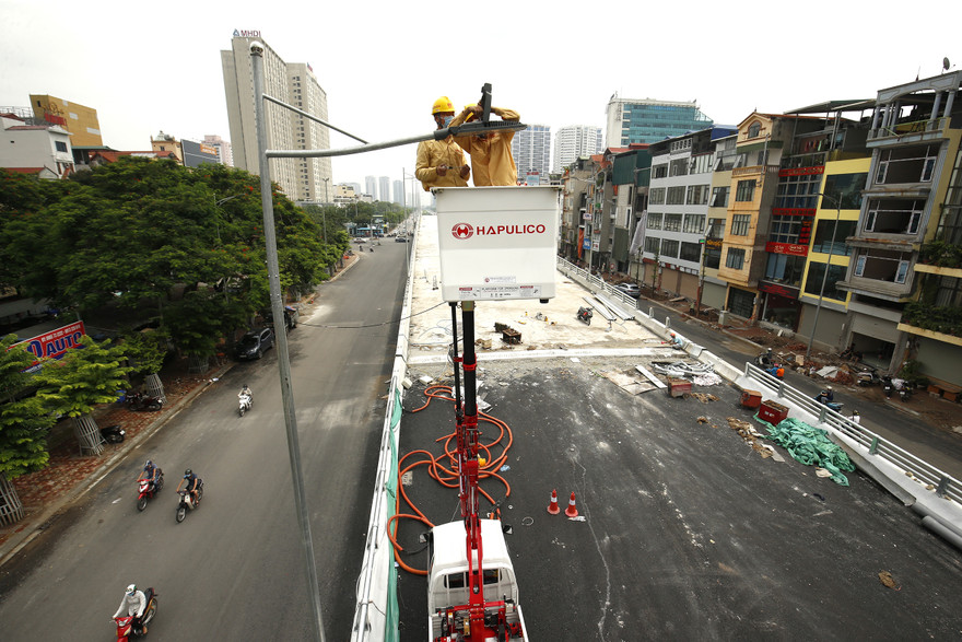 Cầu vượt nút giao Nguyễn Văn Huyên-Hoàng Quốc Việt được xây dựng bằng nguồn vốn ngân sách thành phố Hà Nội. Trong ảnh: Công nhân đang tích cực hoàn thiện các hạng mục cuối cùng để hoàn thành trước ngày 2/9/2020 ảnh: Như Ý