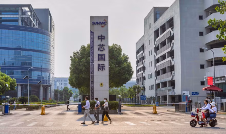 Trước trụ sở SMIC tại Thượng Hải. Ảnh: EPA-EFE 