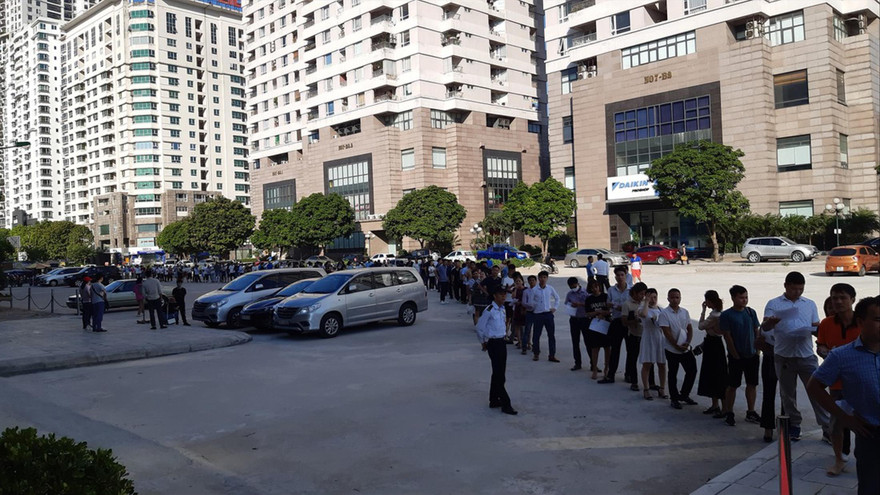 Xếp hàng bốc thăm mua nhà ở xã hội tại Phương Canh. Ảnh: Nguyễn Thành 