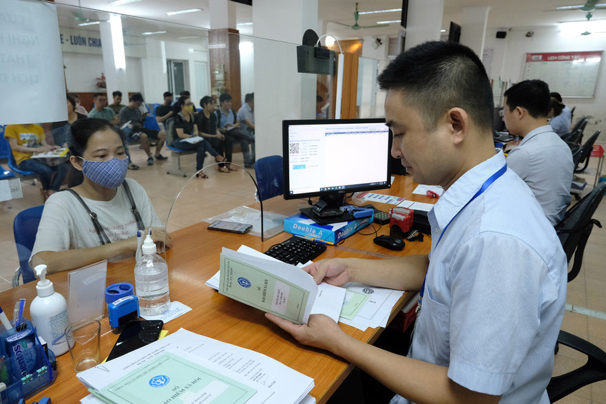 Lao động ở Hà Nội làm thủ tục hưởng trợ cấp thất nghiệp. Ảnh: Như Ý