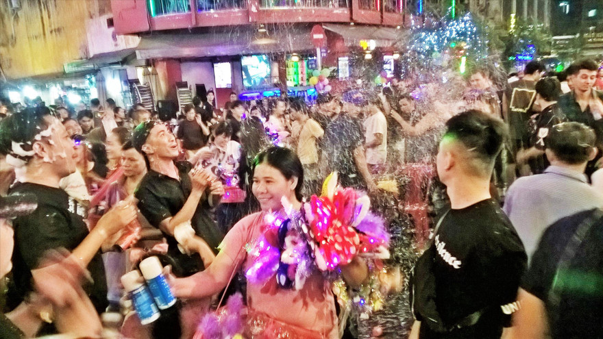 Giây phút bước sang năm 2020 ở phố Tây Ảnh: Trần Nguyên Anh 