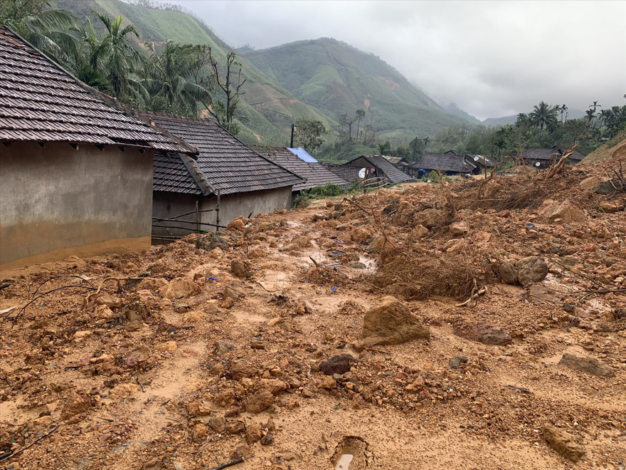 Đất đá đổ xuống làng Ra Pân, xã Sơn Long, huyện Sơn Tây, tỉnh Quảng Ngãi Ảnh: Nguyễn Ngọc