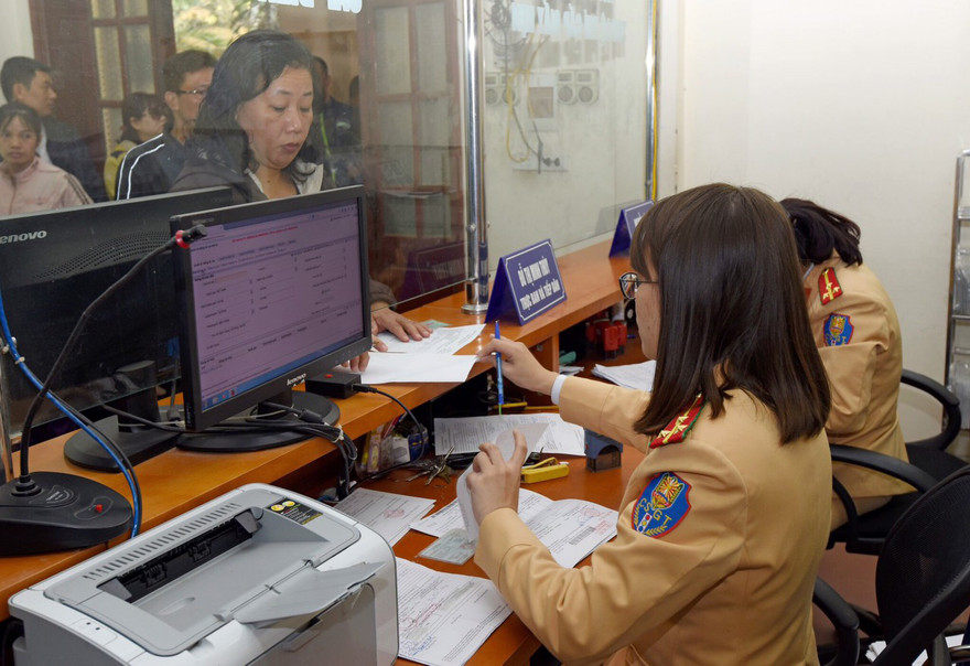 Theo Dự thảo Luật Giao thông đường bộ sửa đổi, người có bằng lái xe do Việt Nam cấp sẽ không phải đổi bằng lái quốc tế khi ra nước ngoài Ảnh: Như Ý 