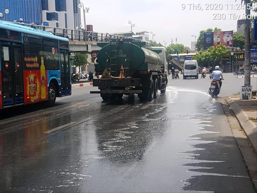 Rửa đường tại các quận nội thành giúp giảm nhiệt, sạch sẽ đường phố 