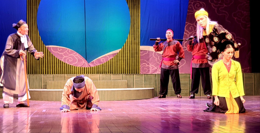 Ông đồ và con gái đang bị phú ông bắt nợ 