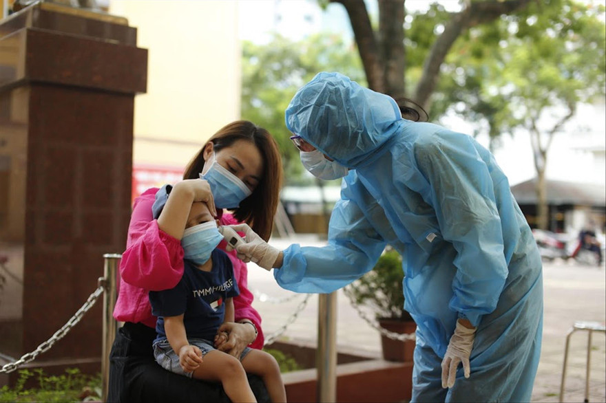 Lấy mẫu bệnh phẩm làm xét nghiệm tìm virus gây COVID-19 Ảnh: như ý 
