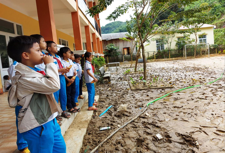 Sau hơn 20 ngày mưa bão, sạt lở, sân trường vẫn còn ngập ngụa bùn đất 