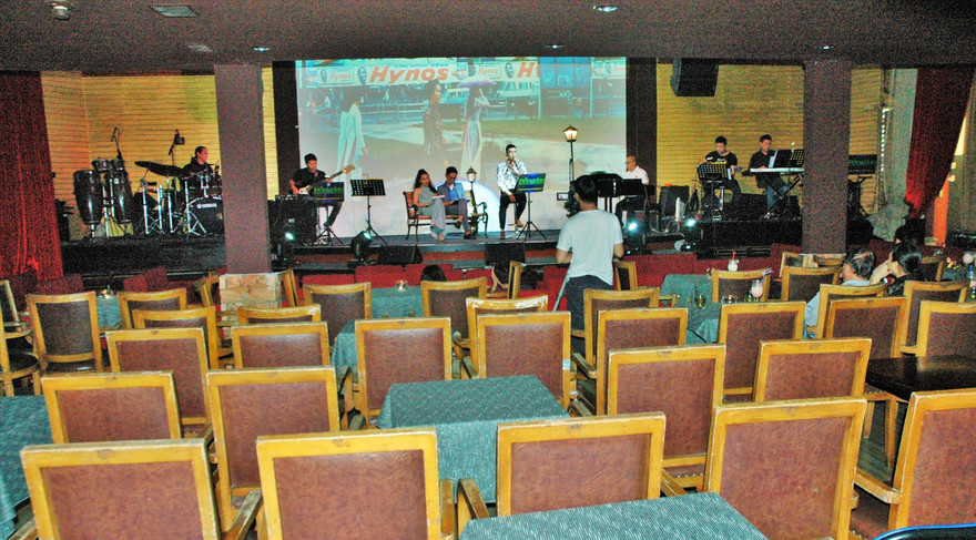 Phòng trà Đồng Dao biểu diễn trực tuyến, không khán giả. Ảnh: Trần Nguyễn Anh