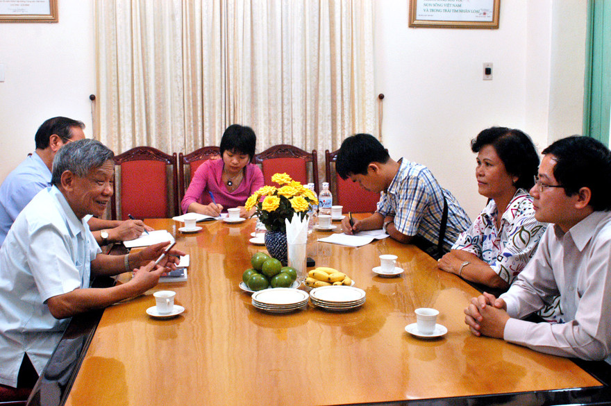 Ông Lê Khả Phiêu gặp cán bộ báo Tiền Phong