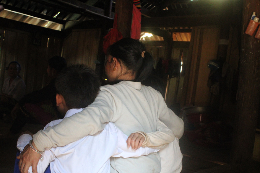 Dìu ôm hai đứa con trong căn nhà vừa được tu sửa lại