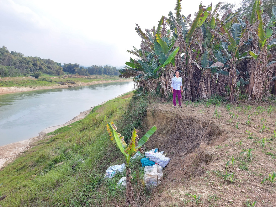 Vị trí mộ của bà Trần Thị Tròn phải dời đi khẩn cấp do đất đai bị tàu cát hút sạt lở