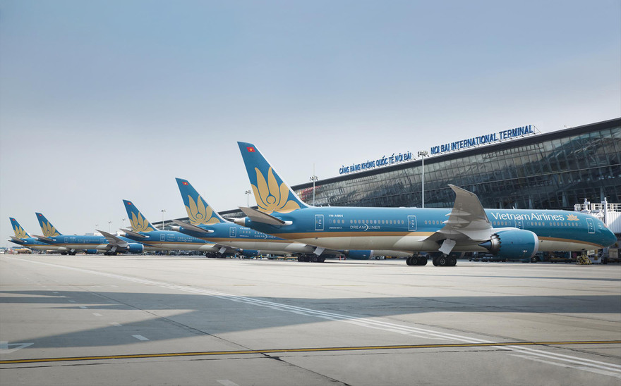 Tàu bay xếp hàng dài tại sân bay Nội Bài. ảnh: Hữu Việt 