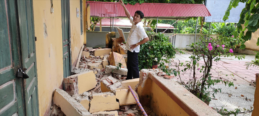 Hiện trường khu hiệu bộ bị đổ sập do ảnh hưởng của mưa lớn dài ngày 