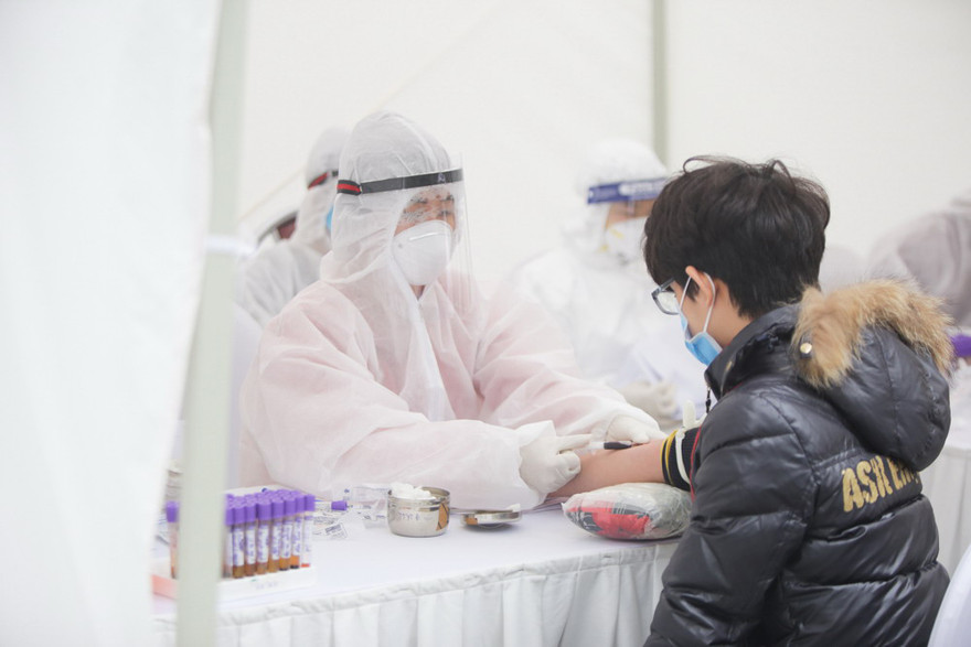 Người dân đến xét nghiệm nhanh ở quận Đống Đa, Hà Nội ngày 1/4 Ảnh: Trọng Tài