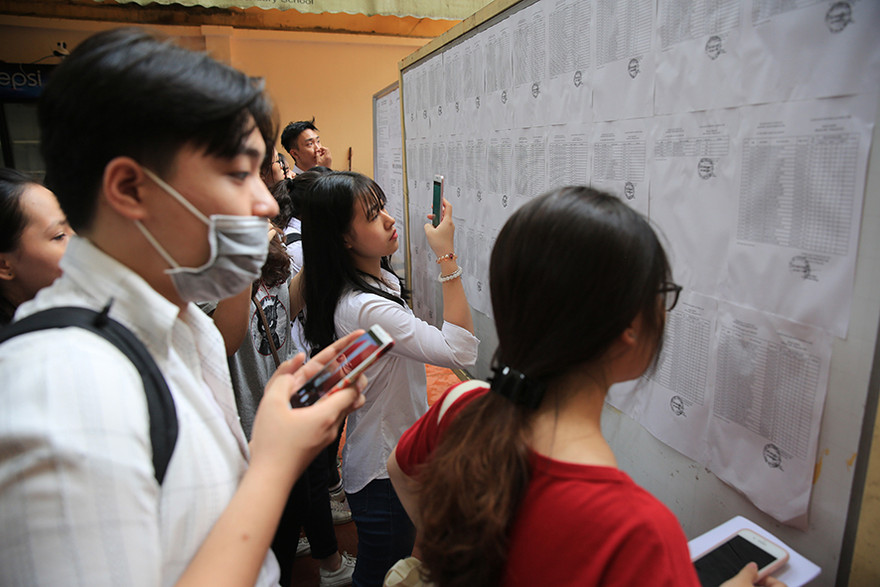 Nhiều thí sinh vẫn chưa thể yên tâm học và ôn tập để thi, xét tuyển ĐH. Ảnh: hồng vĩnh