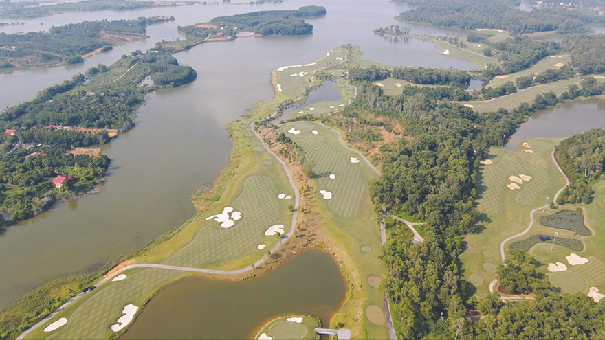 Sân golf Kings Course thuộc BRG Kings Island Golf Resort (Đồng Mô, Sơn Tây, Hà Nội) ảnh: MẠNH THẮNG 