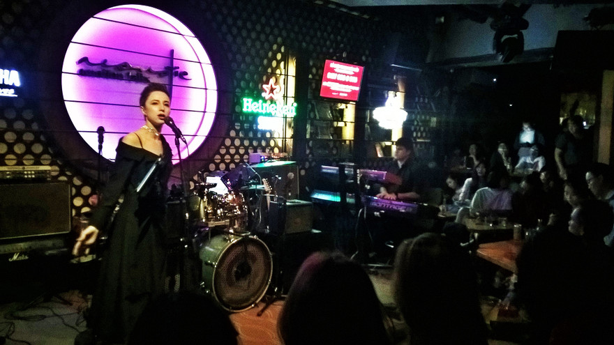 Các nghệ sĩ Nga biểu diễn tại phòng trà ở TPHCM, đêm 7/8/2020. (Ảnh: Trần Nguyên Anh)