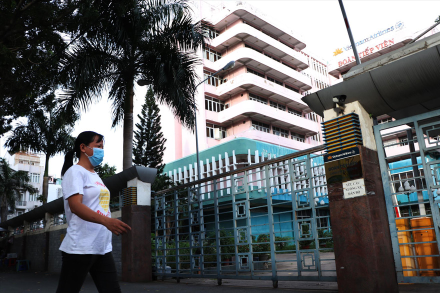 Đóng cửa khu cách ly của đoàn tiếp viên hãng Vietnam Airlines tại TPHCM Ảnh: Ngô Bình 