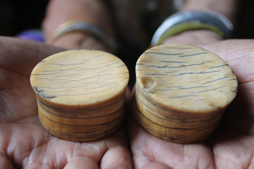 Đôi khuyên tai bằng ngà voi