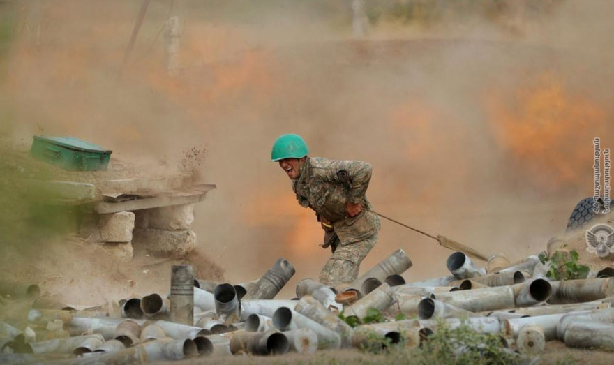 Một lính pháo binh người Armenia trên chiến trường Nagorno-Karabakh 