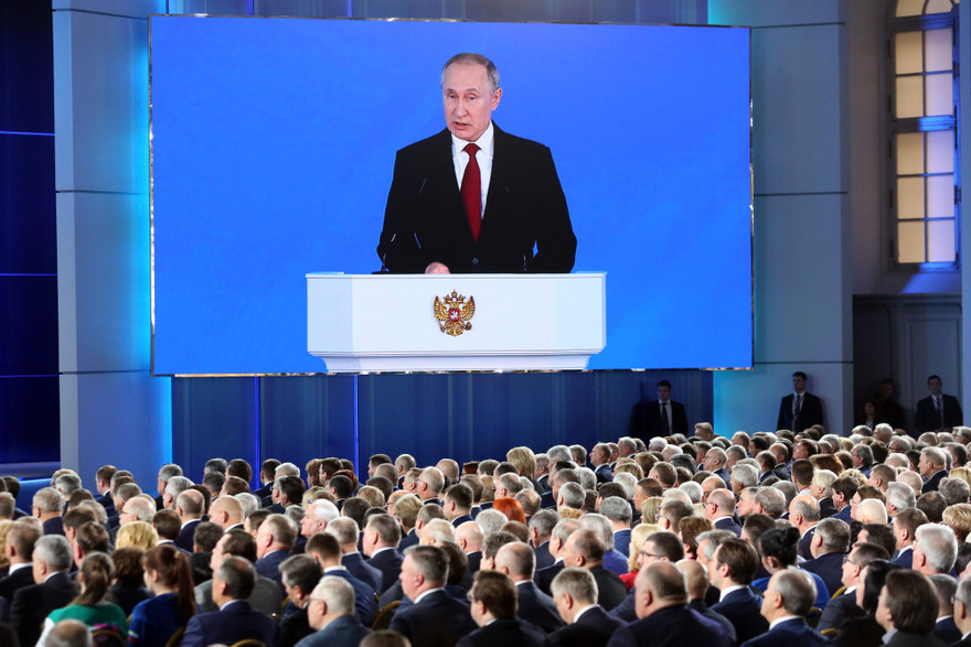 Tổng thống Nga Vladimir Putin đọc thông điệp liên bang hôm 15/1 ảnh: Bloomberg 