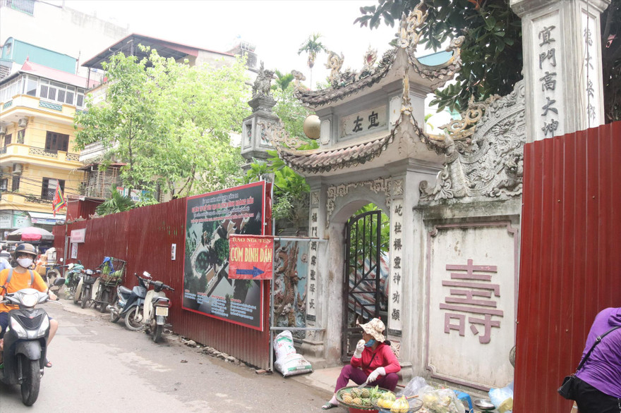 Đình Hoàng Cầu trong quá trình tu bổ Ảnh: KỲ SƠN 