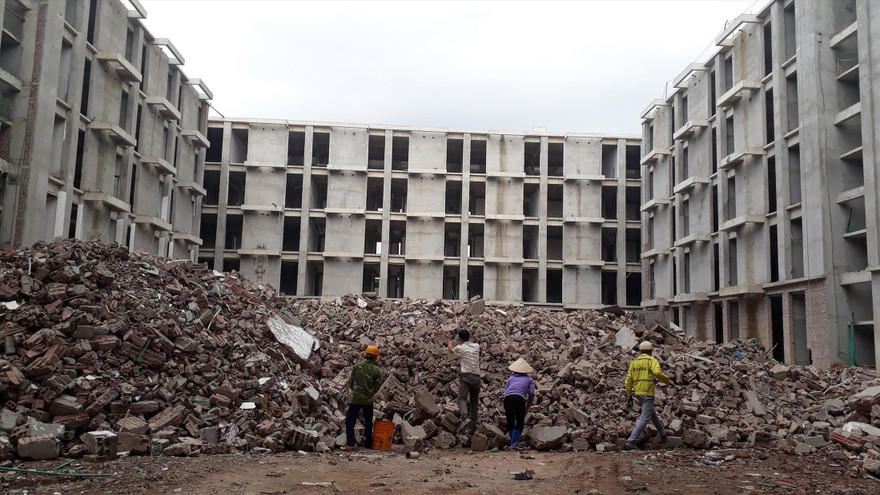 Tòa nhà chuyển đổi trái phép của Công ty TNHH Luxshare - ICT tại KCN Quang Châu tháo dỡ phần vi phạm 