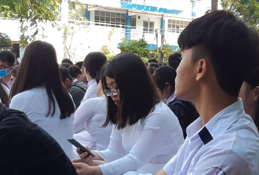 Học sinh được dùng điện thoại trong giờ học, thầy cô khó kiểm soát? 