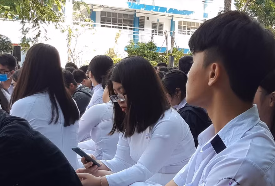Học sinh được dùng điện thoại trong giờ học, thầy cô khó kiểm soát? 