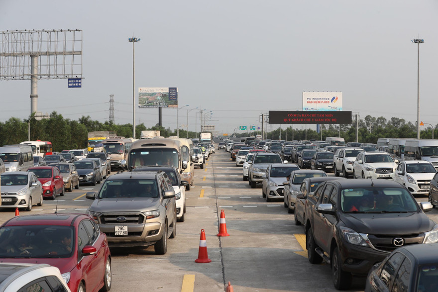 Bộ GTVT đang nghiên cứu để thực hiện thu phí với các tuyến cao tốc được đầu tư bằng ngân sách Nhà nước. (Trong ảnh, xe xếp hàng dài chờ qua trạm thu phí). Ảnh: Mạnh Thắng 