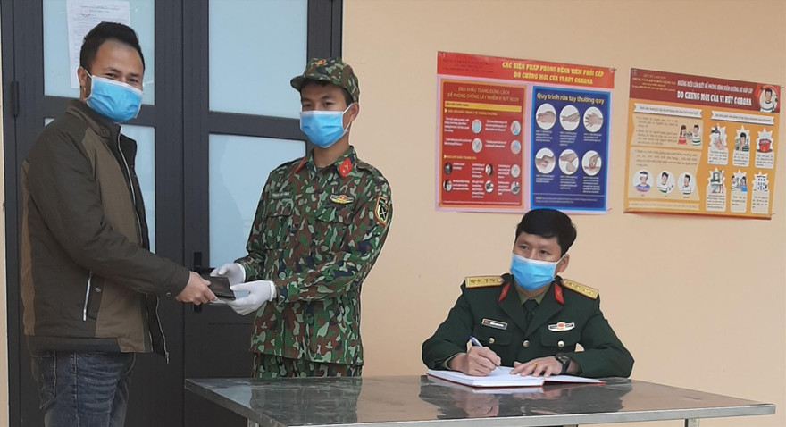 Binh nhất Khoa (giữa) trả ví cho người dân Ảnh: Dương Nguyên 