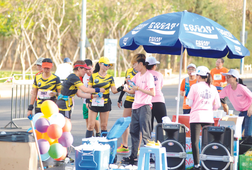Lực lượng tình nguyện viên luôn sẵn sàng hỗ trợ VĐV trên đường chạy Tiền Phong Marathon, giảm thiểu tối đa rủi ro có thể xảy ra ảnh: HOÀNG ANH 