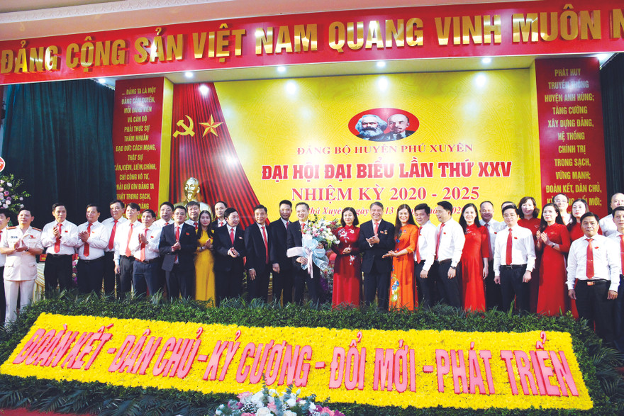 Ban Chấp hành Đảng bộ Phú Xuyên khóa 25 ra mắt tại đại hội sáng 13/8 Ảnh: T.Đảng