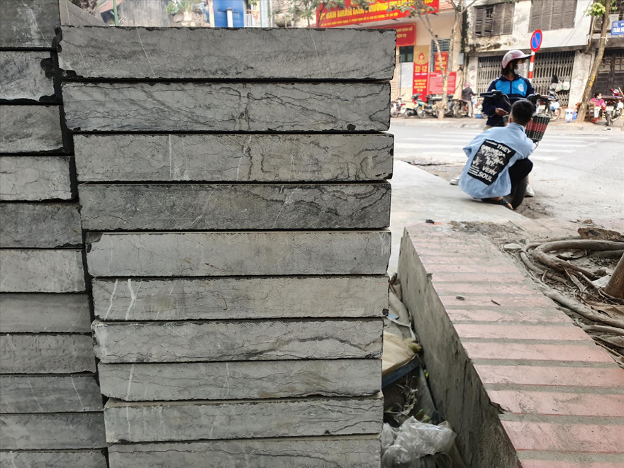 Những viên đá còn nguyên đai, kiện nhưng chằng chịt vết nứt được đưa đi lát vỉa hè Hà Nội 