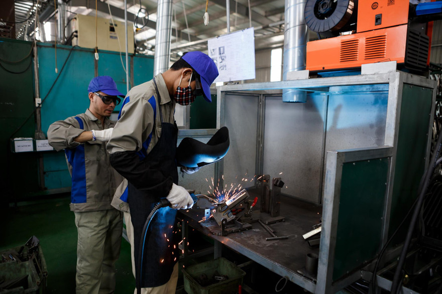 Việc giảm lãi suất của ngân hàng giúp DN có nguồn tiền xoay xở để trả lương, duy trì việc làm cho công nhân 