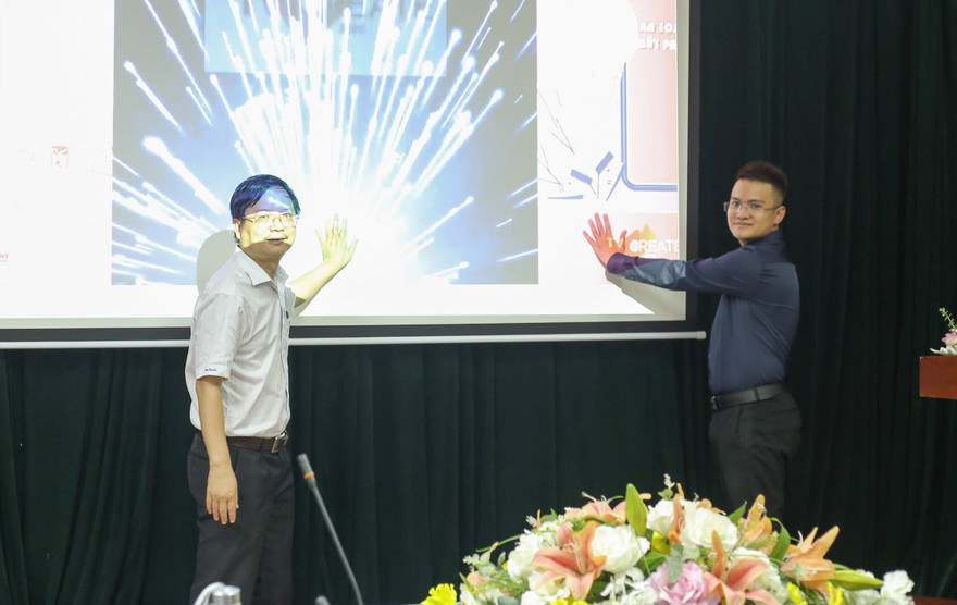 PGS.TSKH Vũ Hoàng Linh - Hiệu trưởng Trường ĐH Khoa học Tự nhiên và anh Nguyễn Thành Nam - Bí thư Đoàn Trường ĐH Khoa học Tự nhiên nhấn nút khởi động cuộc thi TV CREATE 2020 Ảnh: PV 