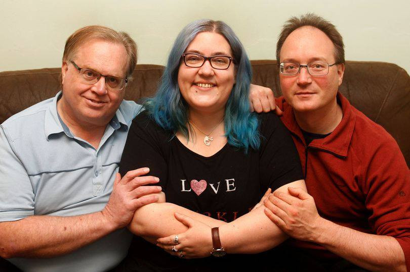 Dù nước Anh không chấp nhận đa ái nhưng cô Mary Crumpton vẫn công khai sống với hai chồng.