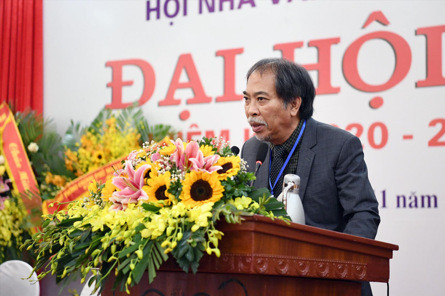 Nhà văn Nguyễn Quang Thiều sẵn sàng đương đầu với thử thách mới Ảnh: KỲ SƠN 