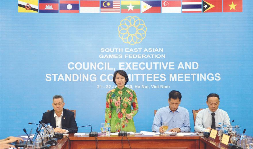 Lãnh đạo Tổng cục TDTT trao đổi thông tin với báo chí trong cuộc họp chiều qua. Ảnh: Bùi Lượng 