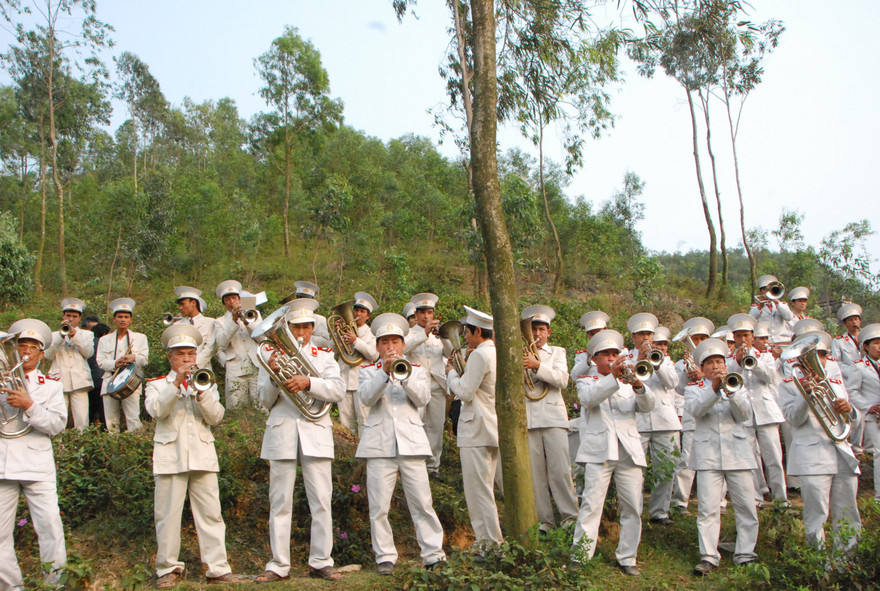 Đội kèn xứ đạo đưa tiễn thi sĩ