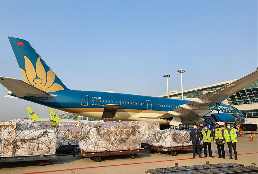 Vietnam Airlines chuyển đổi tàu bay chở khách sang chuyên chở hàng hoá Ảnh: VNA