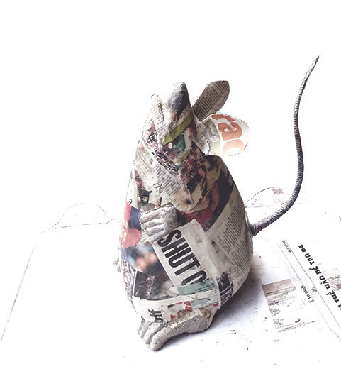 Một con chuột bằng giấy báo đang được hoàn thiện 