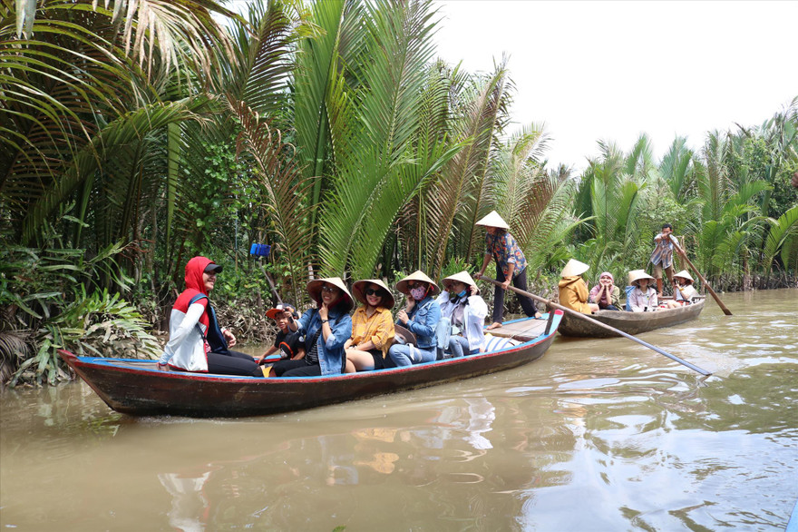 Khách tham quan sông nước ở Bến Tre. Ảnh: C2T 