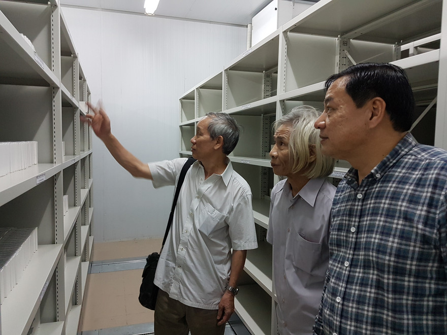 Võ Văn Sạch, Cao Tự Thanh (trái) tại Trung tâm Bảo hiểm Lưu trữ Vĩnh Yên 