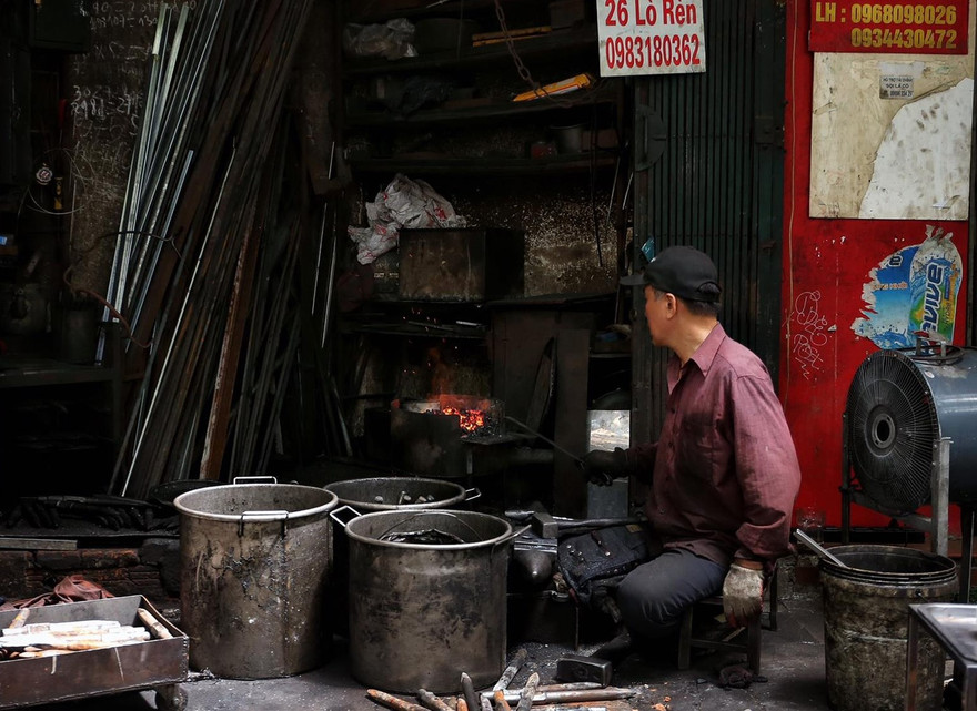 Ông Hùng hàng ngày vẫn giữ lửa cho phố Lò Rèn