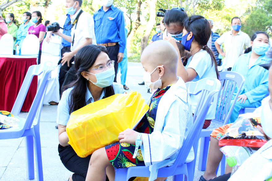 Chị Nguyễn Phạm Duy Trang - Phó Chủ tịch Hội đồng Đội T.Ư tặng quà trung thu cho các bệnh nhi ung thư Ảnh: Giang Thanh 