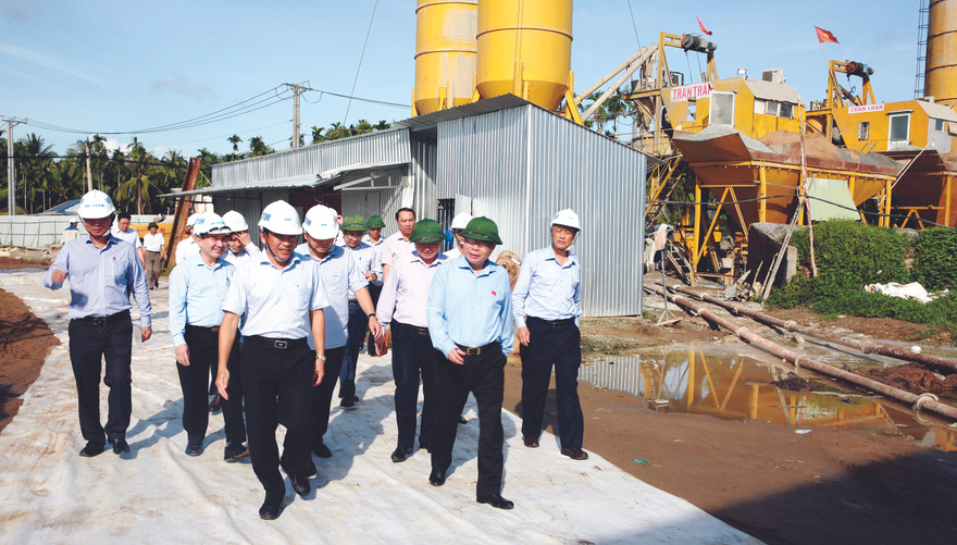 Phó Chủ tịch Quốc hội Phùng Quốc Hiển, trưởng đoàn công tác của Quốc hội khảo sát tại công trình hệ thống thuỷ lợi Cái Lớn-Cái Bé tháng 7/2020