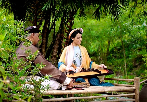 Cảnh chơi đàn tranh ngược trong “Trạng Quỳnh” 