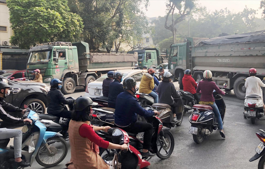 Xe tải dàn hàng “bịt” đường Hai Bà Trưng sáng 26/2
